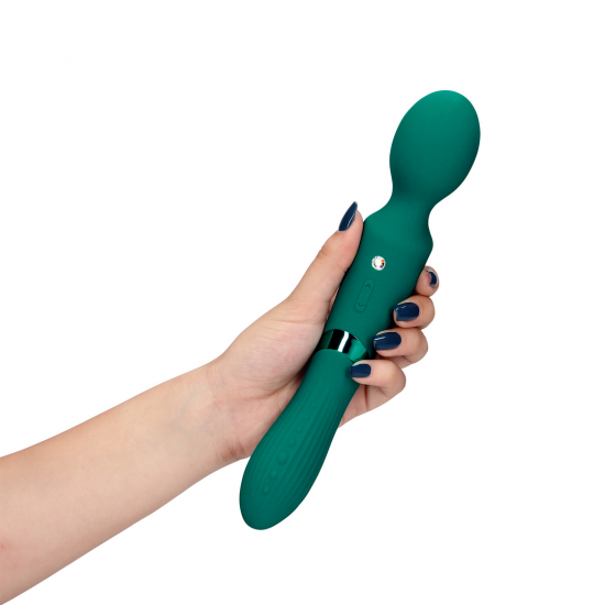 O Vibrador Loveline Wand Dupla possui 2 motores independentes com 10 modos de vibração cada, um para o lado Wand e o outro para o lado inserível. É recarregável e à prova d'água. Feito em silicone ultra macio e ABS é seg