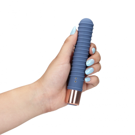 O Mini Vibrador Loveline possui 10 modos de vibração, é recarregável e à prova d'água. Feito em silicone ultra macio e ABS é seguro para o corpo, este vibrador foi concebido para incontáveis horas de prazer para si e par