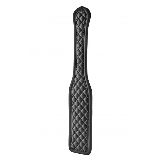 Este paddle da coleção Blaze de produtos de bondage tem um design acolchoado com ponto de diamante preto em couro vegano. Uma raquete é um item obrigatório para todo amante de BDSM que adora surra.