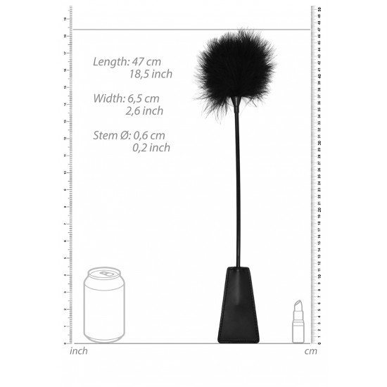 Dupla função: uma ponta com penas e outra com crop;Disponível em 2 cores;Um must-have em qualquer kit de BDSM.