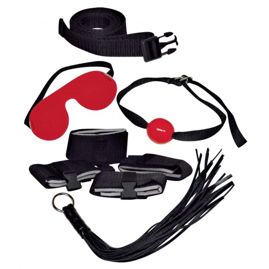 Kit com 8 peças resistentes em preto e vermelho:
- 1 Venda para olhos
- 1 gag em PVC ajustável com 60 centímetros
- 2 pares de algemas de velcro para mãos e pés
- 1 finta com fivela para restrições
- 1 mini-chicote (26 d