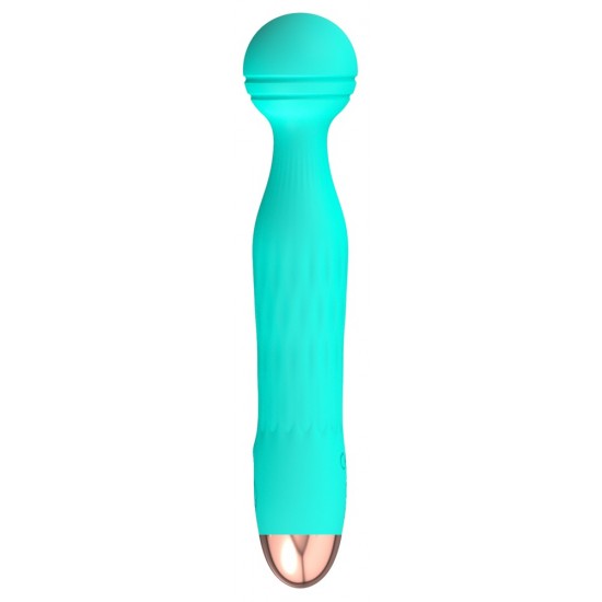 O pequeno massageador de bolsa! Mini vibrador verde com uma excitante textura sulcada na cabeça flexível. Este vibrador é dos Cuties de segunda geração. Com 7 modos de vibração diferentes. Ele pode ser recarregado com o