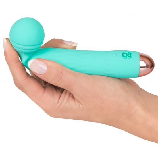 O pequeno massageador de bolsa! Mini vibrador verde com uma excitante textura sulcada na cabeça flexível. Este vibrador é dos Cuties de segunda geração. Com 7 modos de vibração diferentes. Ele pode ser recarregado com o