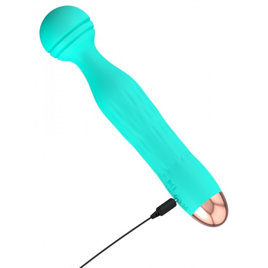 O pequeno massageador de bolsa! Mini vibrador verde com uma excitante textura sulcada na cabeça flexível. Este vibrador é dos Cuties de segunda geração. Com 7 modos de vibração diferentes. Ele pode ser recarregado com o