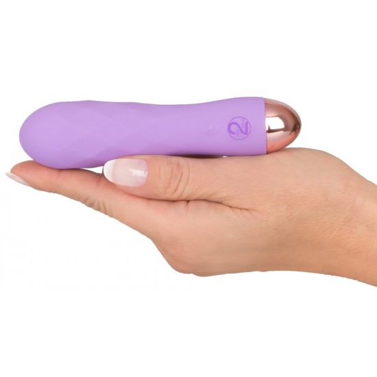 O pequeno vibrador para uma bolsa! Mini vibrador com textura excitante estimulante e textura aveludada de toque macio. O vibrador é da segunda geração Cuties. Com 7 modos de vibração diferentes. Pode ser recarregado com