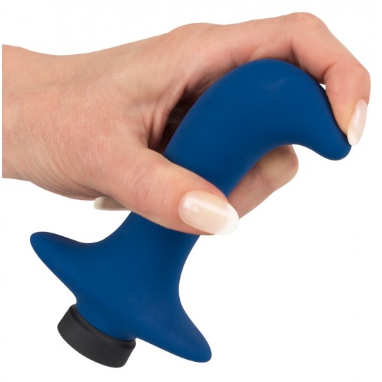 Straight, dark blue prostate vibrator with a curved tip and retraction handle. 10 powerful vibration modes at the push of a button. It can be recharged with the included USB cable. Complete length 12.8 cm, insertion dept